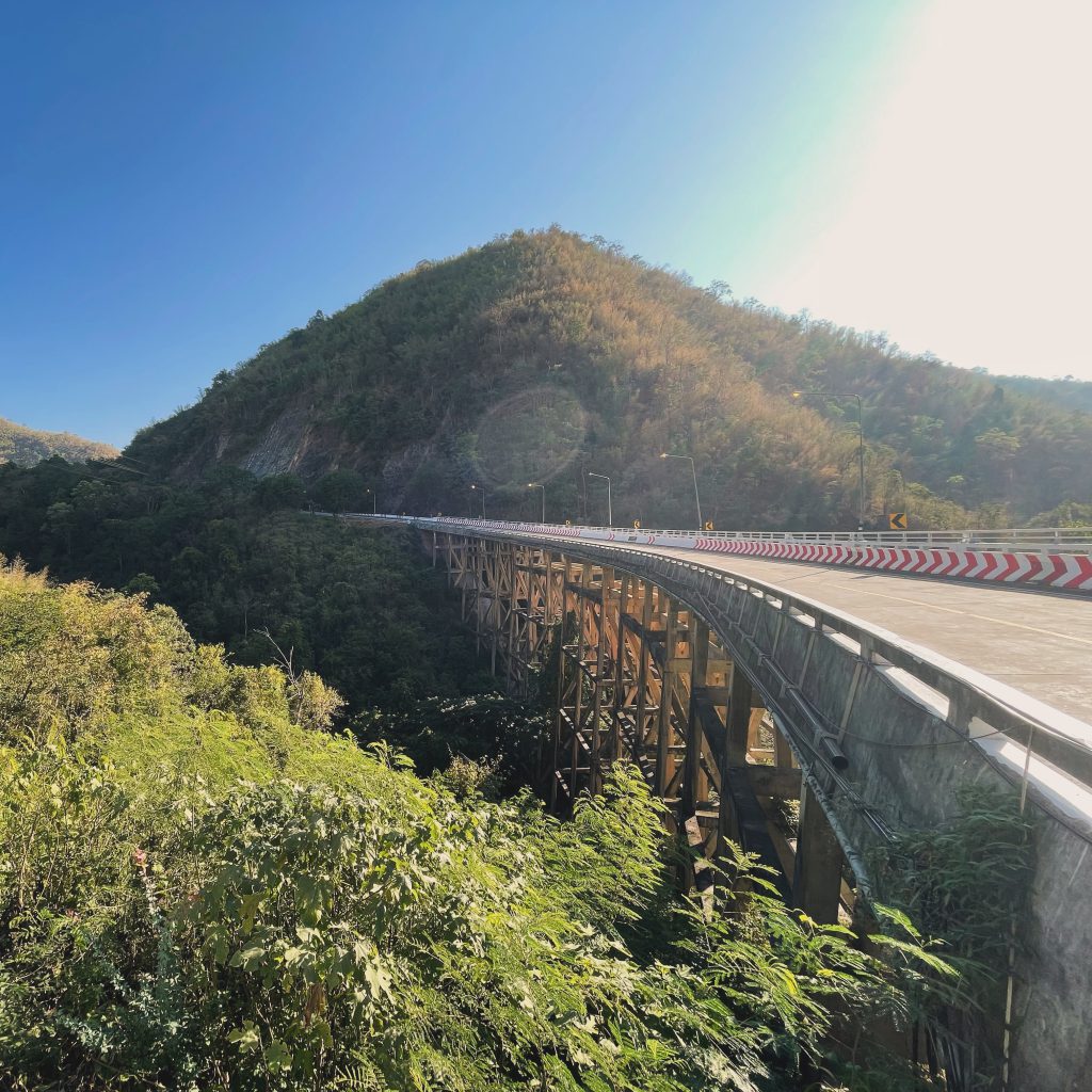 สะพานห้วยตอง